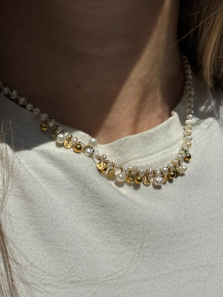 ketting roestvrij staal met zoetwater parels en goudkleurige details