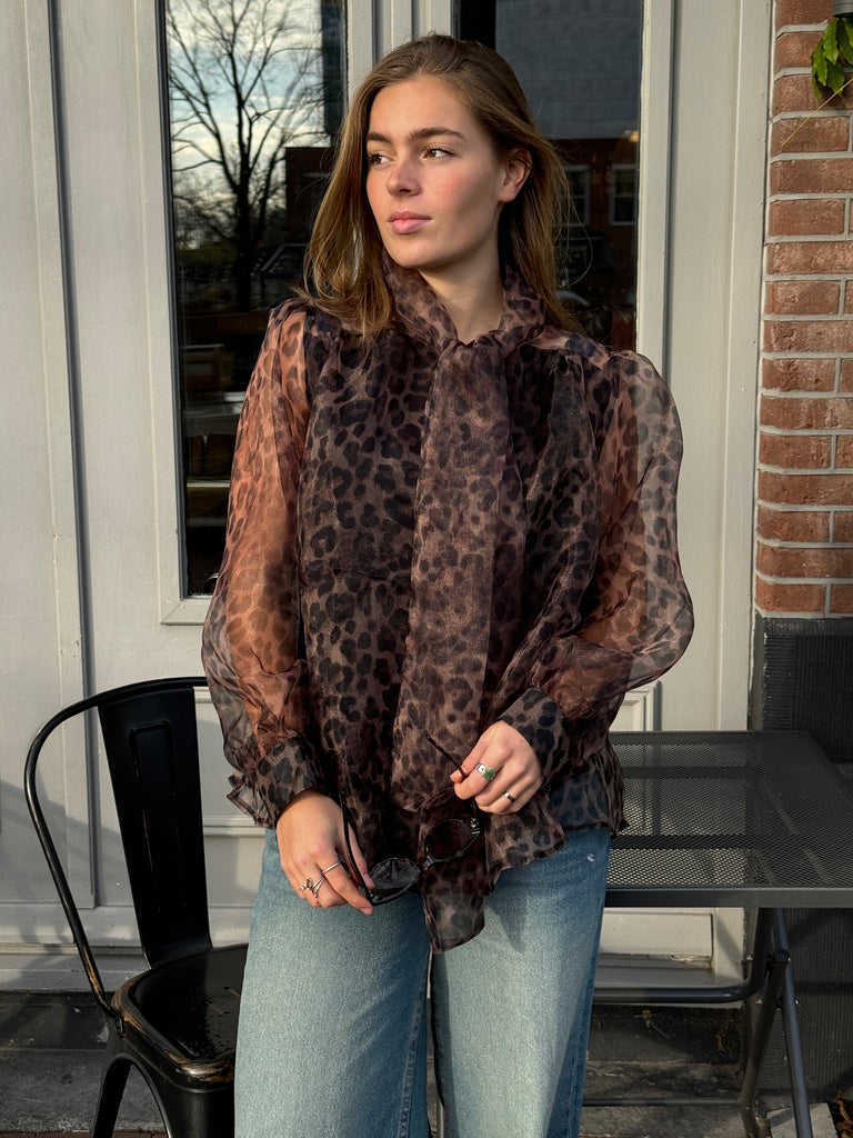 semi transparante blouse bruin met dierpatroon en strik 