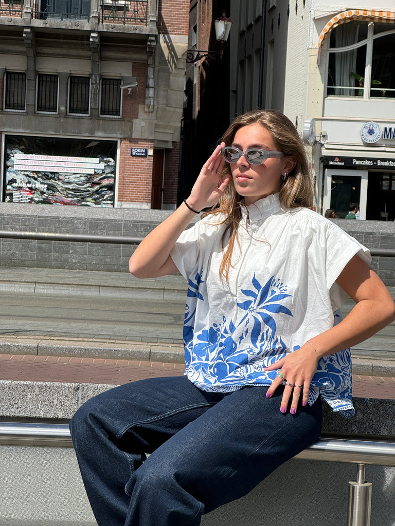 zomerse witte blouse met blauwe print